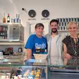 Dietro al bancone, sul quale si stagliano due orologi che segnano rispettivamente l�ora di Buenos Aires e di Santo Spirito, troviamo mamma Angela e pap� Ruben, che ci illustrano i tipici prodotti che � possibile acquistare qui...